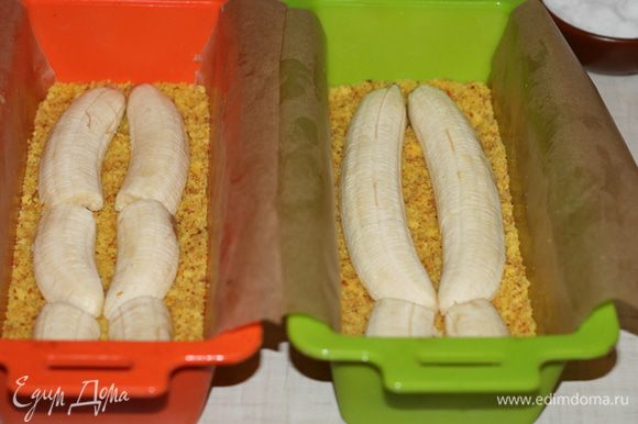 На бисквитную основу выложить бананы