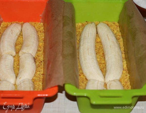 На бисквитную основу выложить бананы