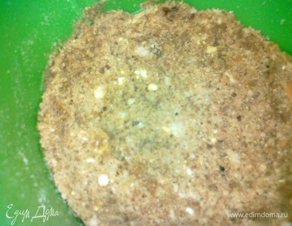 измельчить печенье,растопить масло,добавить к печенью,перемешать,и выложить дно формы,поставить в духовку на 15 мин.