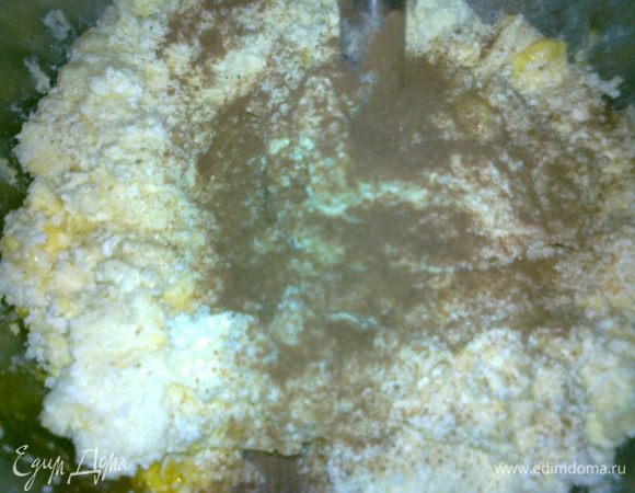 творог пропустить через блендер,добавить яйца,сахар,корицу,хорошо взбить блендером.