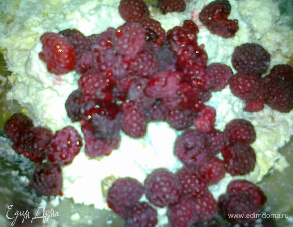 добавить одну четвертую часть малины и еще раз взбить блендером