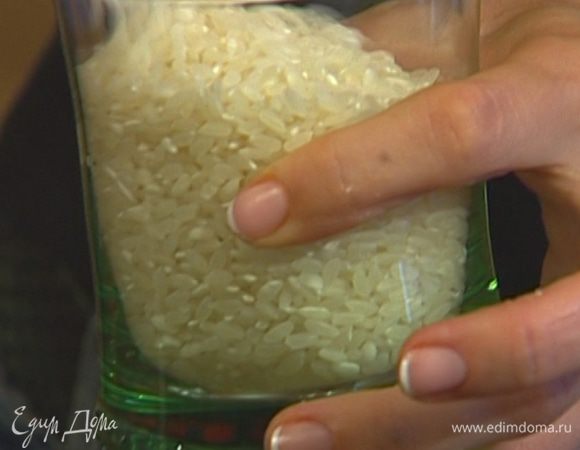 Рис смешать с молоком, добавить ванильный экстракт, сахарную пудру и перемешать.