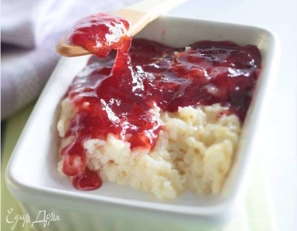 Запекать в разогретой духовке полтора-два часа, время от времени помешивая.
Подавать пудинг горячим с клубничным джемом.

