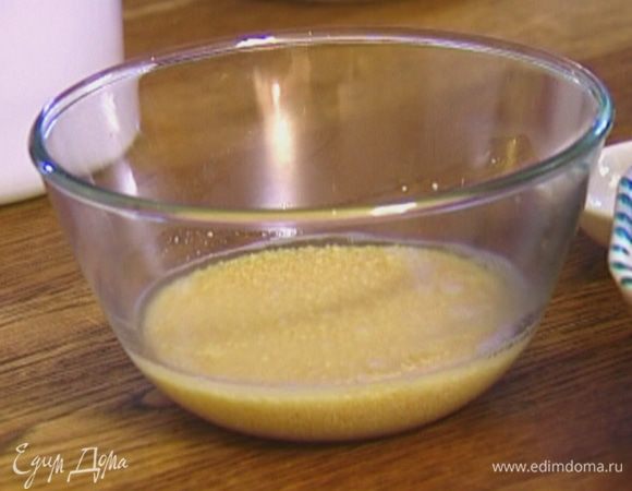 Кускус залить овощным бульоном и готовить согласно инструкции на упаковке.