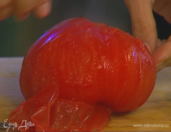 Помидор ошпарить кипятком и снять кожицу.