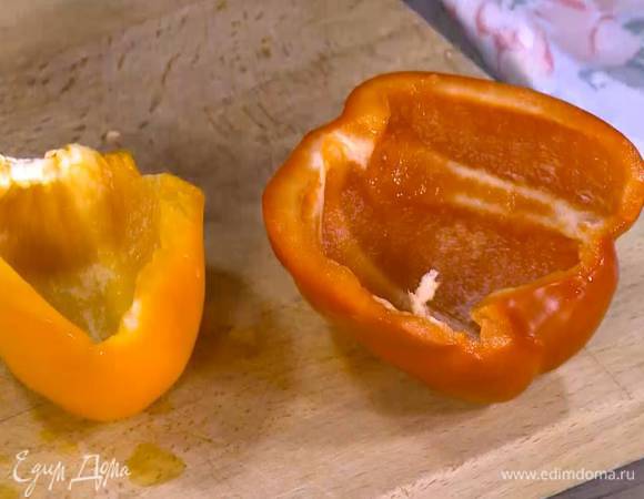 У сладкого перца удалить плодоножку, семена и грубые перепонки.
