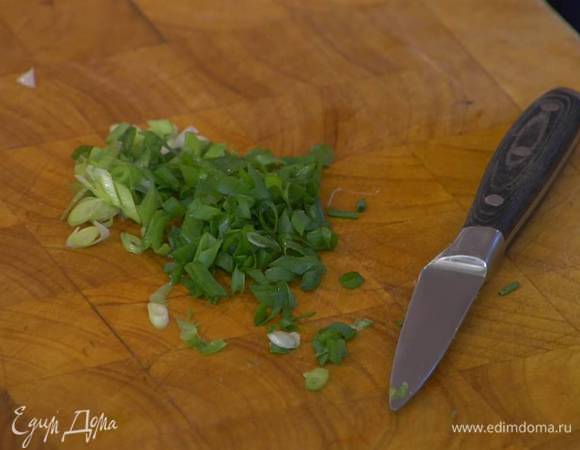 Зеленый лук мелко порубить.