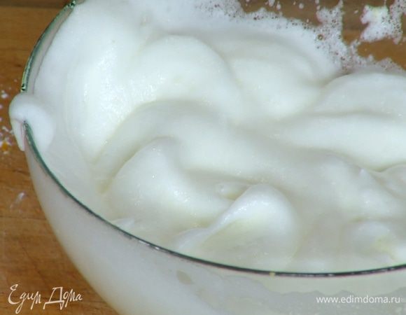 Белки взбить в крепкую пену и выложить на противень.