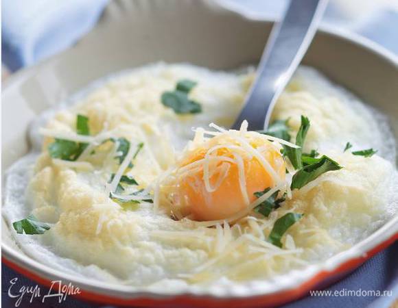 Присыпать готовый омлет сыром и зеленью.