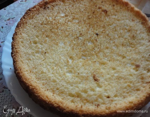 Испечь бисквит из указанных компонентов, разрезать его  на 4 коржа.