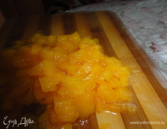 Часть консервированных персиков нарезать на мелкие кусочки.