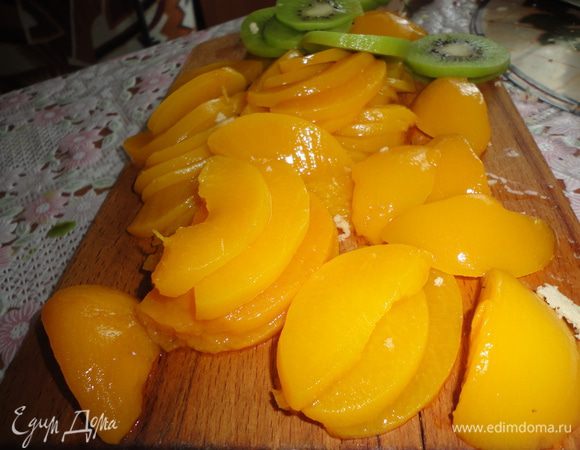 Остальные персики нарезать, кусочками покрупнее, киви нарезать кружочками.