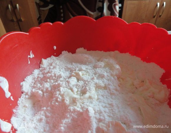 Смешать сливки с сахарной пудрой.