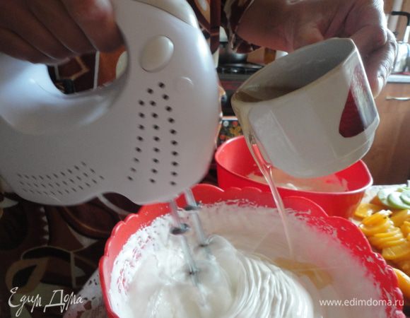 Добавляем процеженный желатин, предварительно поставленный в микроволновку на 40 секунд и охлажденный.