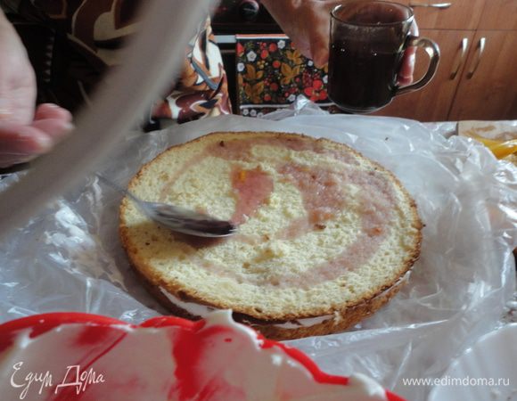 Начинаем сборку торта; каждый корж сначала поливаем компотом, затем выкладываем крем.