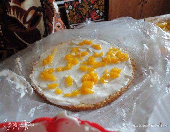 Затем на крем выкладываем мелко порезанные персики.