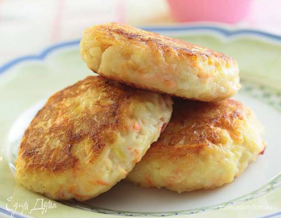 Выложить творожники на противень и запечь в разогретой духовке до готовности.