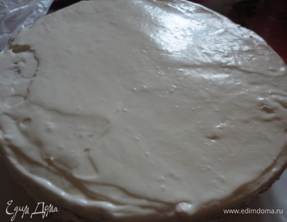 Смазываем торт обильно кремом.