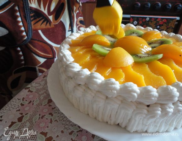 Фрукты поверх торта смазать желатином с помощью силиконовой кисти, тогда фрукты не сморщаться и сохранят красивый вид.