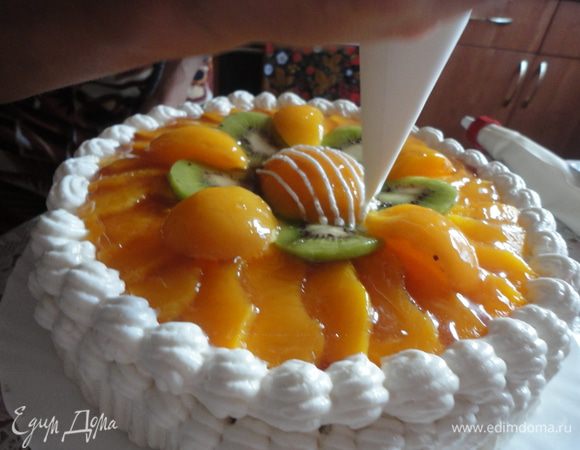 Сделать из пергаментной бумаги кулечек и нарисовать на торте сеточку.