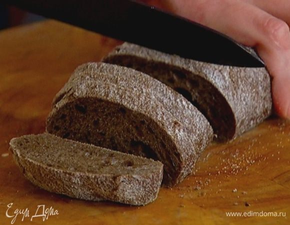 Хлеб измельчить в блендере. 