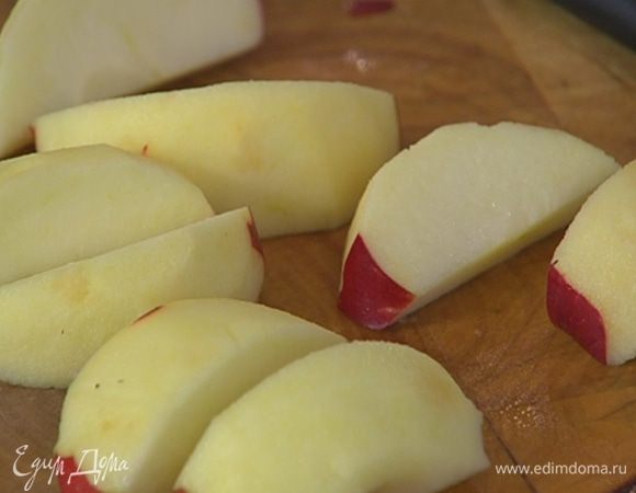 Яблоки почистить и, удалив сердцевину, нарезать на дольки.