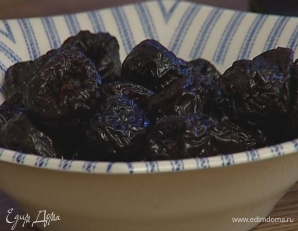 Чернослив нарезать.