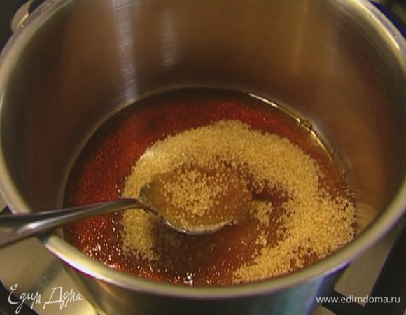 Развести оставшийся сахар в небольшом количестве воды, поставить на огонь и помешивать, пока он полностью не растворится. Добавить нарезанный чернослив, яблоки, корицу, довести до кипения и варить, пока фрукты не станут мягкими.