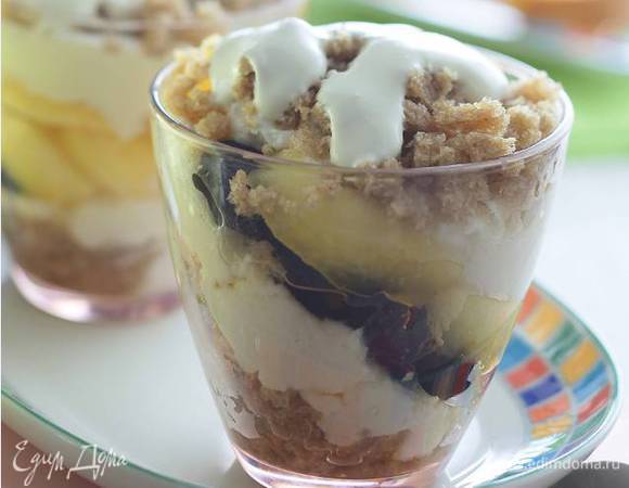 В прозрачную посуду уложить слоями творожную массу, хлебные крошки и яблоки с черносливом. 