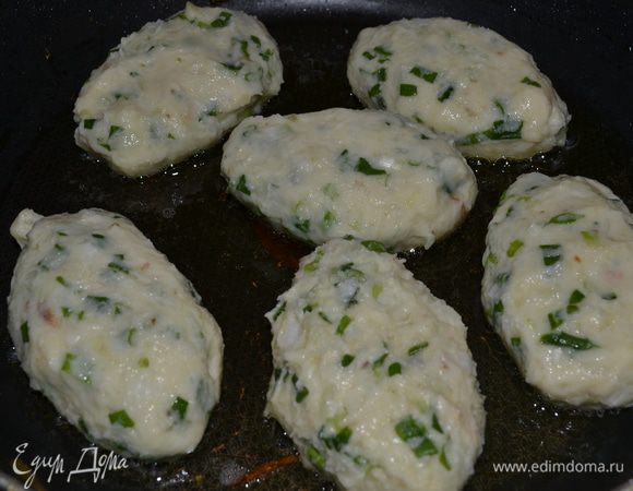 Готовим пюре:варим картошку,солим.С готовой картошки сливаем воду,добавляем молоко или сливки,масло и готовим пюре.
Даём остыть и добавляем порезанный зелёный лук,яйца,пару ложек муки,масла пару ложек перемешиваем.
Для начинки обжариваем грибы с чесноком,даём остыть.
Распределяем пюре на ладошке в центр добавляем готовую начинку,формируем котлету и обжариваем с 2х сторон.