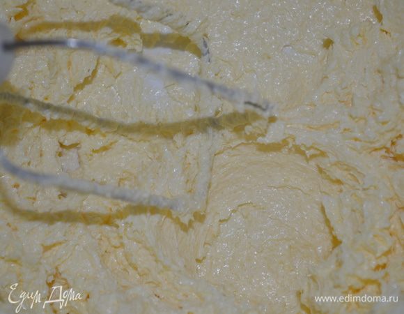 Сливочное масло взбить миксером с сахаром в пышную массу.