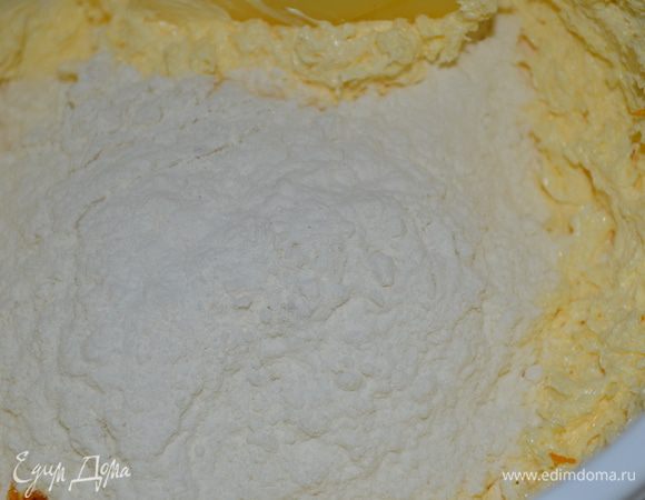 добавляем муку с разрыхлителем и замешиваем песочное тесто