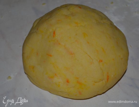 скатываем его в шар и отправляем в морозилку на 20 минут