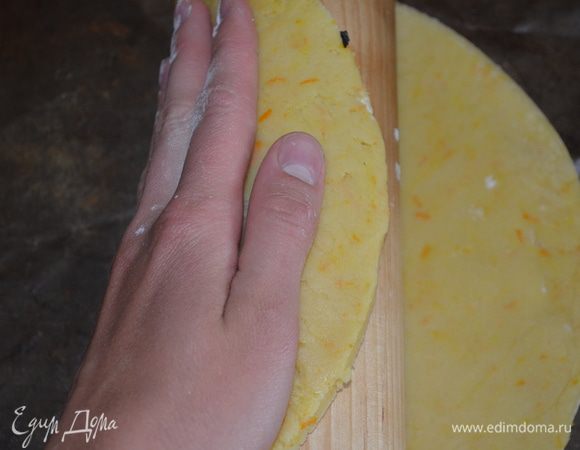 Тесто намотать на скалку и перенести на противень, застеленный бумагой для выпечки. 