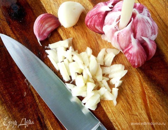 Чеснок (я взяла 3 зубчика) нарубите.