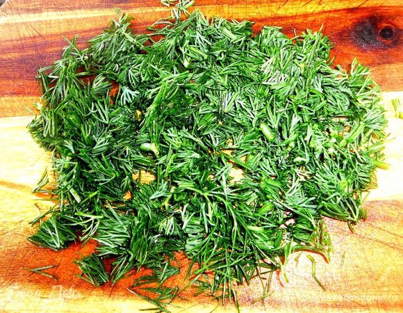 Нарубите небольшой пучок укропа.
