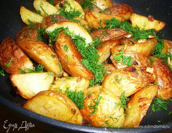 На оливковом масле на сильном огне обжарьте картофель до золотистого цвета. Затем накройте крышкой, уменьшите огонь и жарьте еще 7–10 минут, периодически перемешивая. Готовый картофель посолите, поперчите, посыпьте укропом и чесноком.