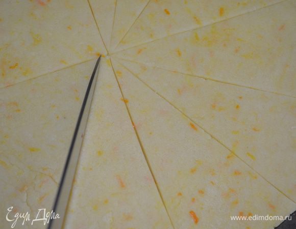 Сделать надрезы: сначала крест на крест - получится 4 сигмента, а потом каждый еще на 3 части. Получится 12 сигментов. Выпекать 20-25 минтут при температуре 180 градусов