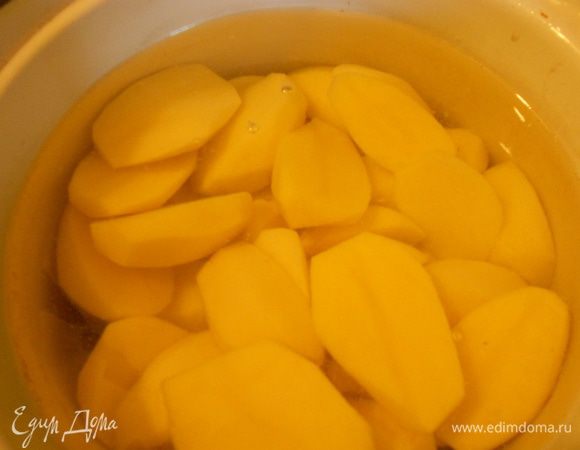 картофель почистить,порезать пополам залить водой и поставить варить.(минут 30)когда начнет кипеть посолить.