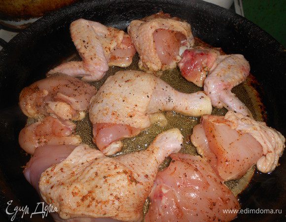 курицу перемешать, выложить на разогретую свовороду, и полить лимонным соком.