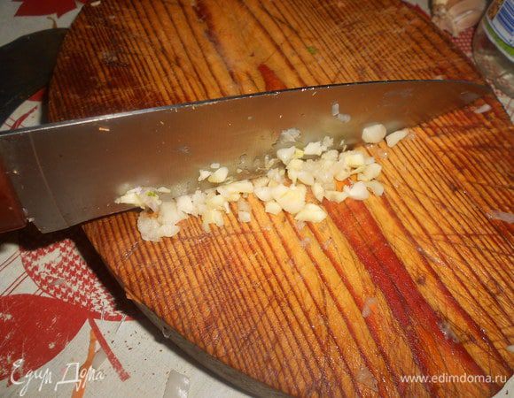 теперь делаем соус для курицы. чеснок порезать очень мелкими брусочками