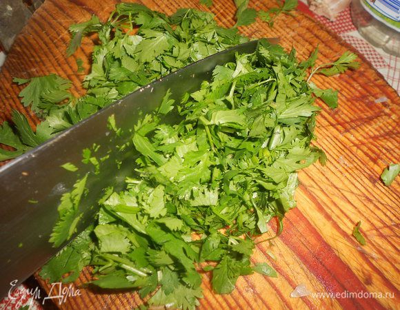 кинзу порезать, и добавить в мясо,в сковороду добавить 1 стакан кип. воды,и накрыть крышкой (мясо тушится минут 20)