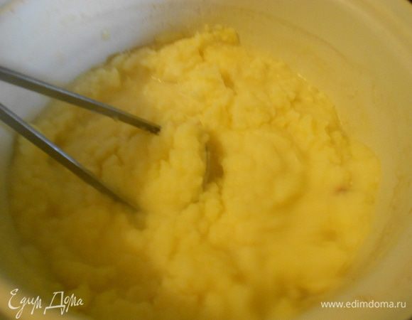 с картошки слить воду, добавить кусочик масла, молока (1,5стакан) и помять,картошка готова. мясо помешать и выключить.