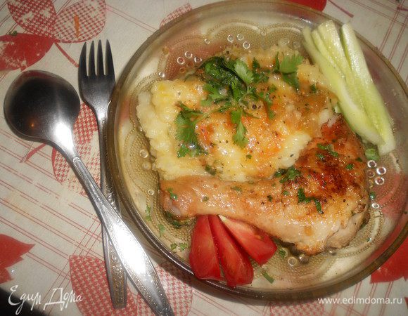 кусочек мяса выложить на тарелочку,положить картошку,полить подливочкой,и украсить огурцами и помидорами.блюдо готово ПРИЯТНОГО ВАМ АППЕТИТА=))