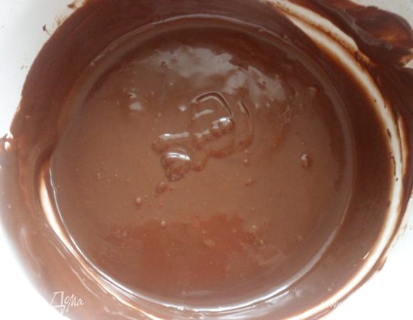 В растопленный шоколад добавить ореховую пасту, перемешать, добавить растительное масло и какао порошок. Хорошенько перемешать.