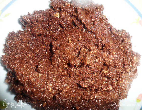 Подготовить вафельную крошку и растопить шоколад. Добавить в шоколад  пралине из фундука, рубленные орехи и вафельную крошку. Добавить сливочное масло, перемешать и остудить  до комнатной температуры. 