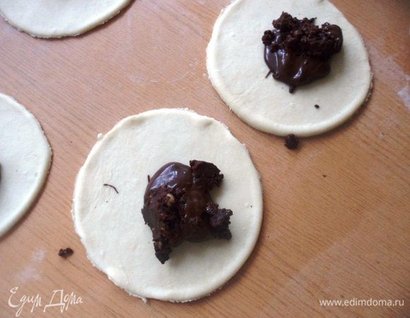 В центр кружочка положить по 1ч.л.зумботеллы и пралине.