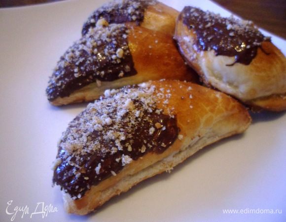 Поставить в духовку при температуре 190 градусов и выпекать до образования золотистого цвета (15 минут)