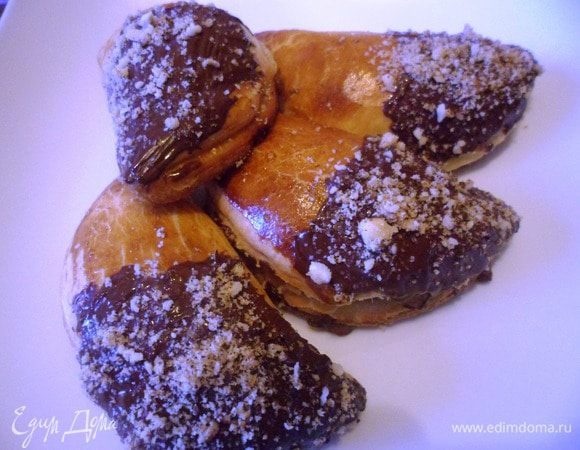 Готовые булочки опустить в растопленный шоколад и посыпать рубленными орешками. Приятного чаепития!!!