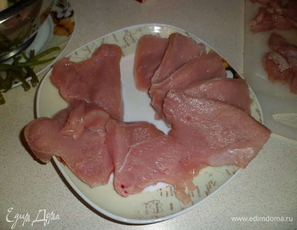 Для индейки Дорн Блю режем филе на стейки 1-1,5 см шириной поперёк волокон.